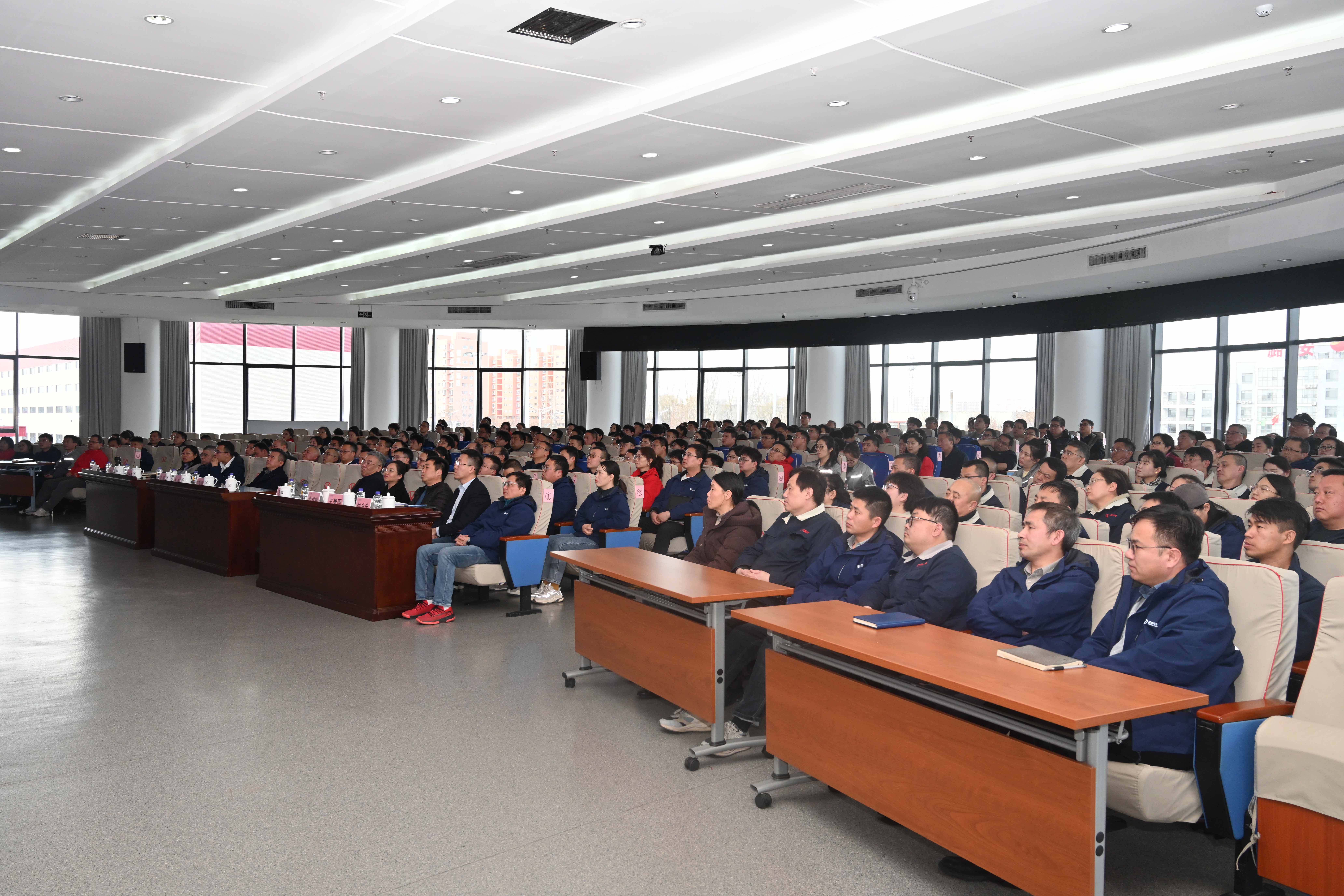 ag真人平台官方汽车科技集团召开警示教育大会，强调廉洁自律与法制教育